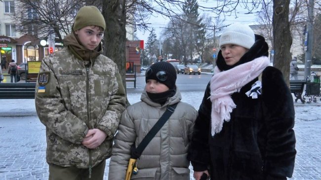 Рідні полонених і зниклих безвісти військових вийшли на чергову акцію в центрі Луцька. ВІДЕО