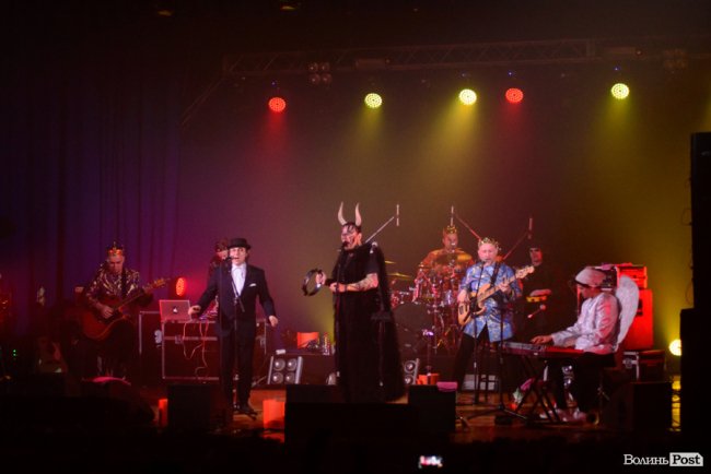 Гурт «Танок на Майдані Конґо» приїхав у Луцьк із вертепом. ФОТО