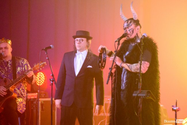 Гурт «Танок на Майдані Конґо» приїхав у Луцьк із вертепом. ФОТО