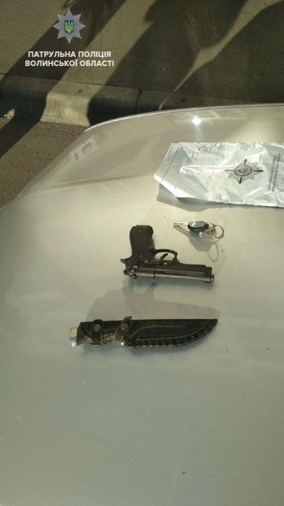 У Луцьку затримали п'яного водія зі зброєю невідомого походження. ФОТО