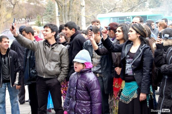 У центрі Луцька гуляли цигани. ФОТО