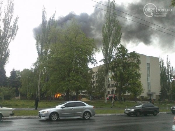 У Маріуполі горять барикади. ФОТО. ВІДЕО