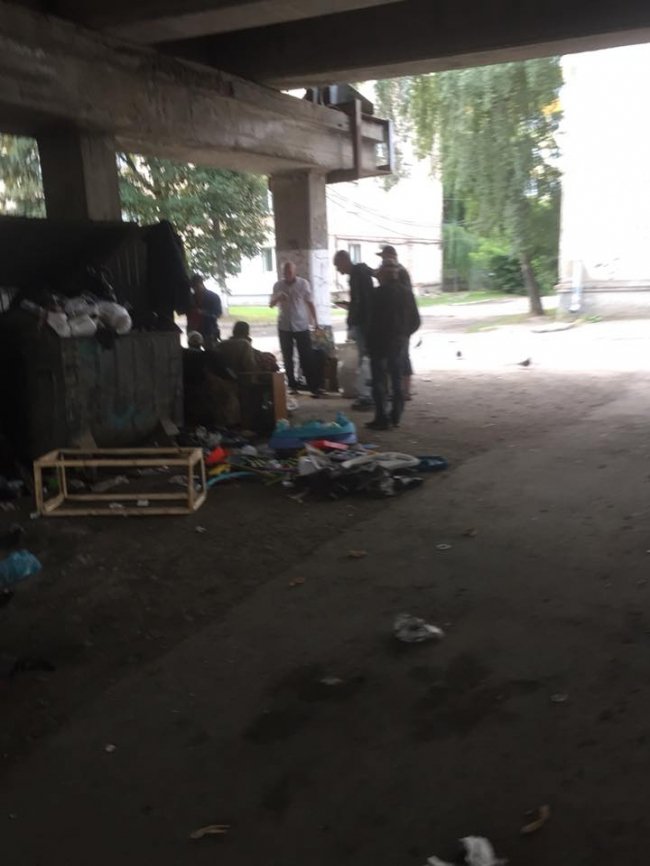 У Луцьку під мостом – купи сміття. ФОТО