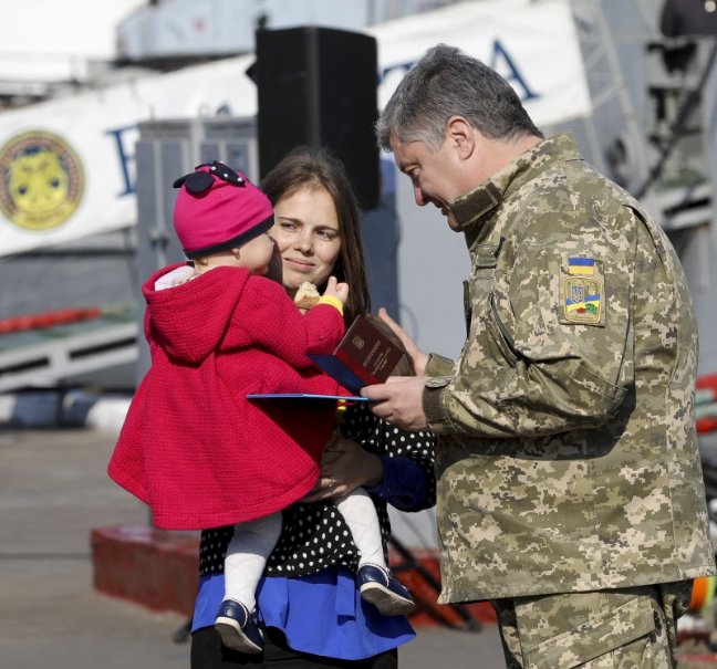 Президент нагородив українських моряків, які перебувають в полоні Росії