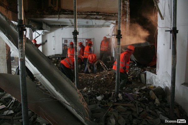 Обвал зсередини: з магазину вигрібають уламки стін і виносять товар