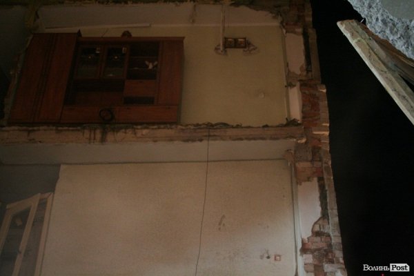 Обвал зсередини: з магазину вигрібають уламки стін і виносять товар