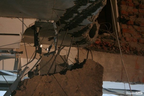 Обвал зсередини: з магазину вигрібають уламки стін і виносять товар