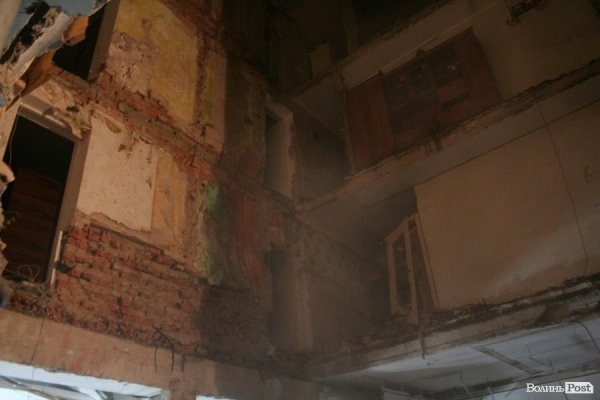 Обвал зсередини: з магазину вигрібають уламки стін і виносять товар