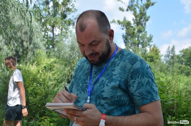 Відомий поет у Луцьку читав вірші про любов та війну. ФОТО