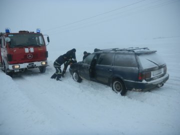 На Волині рятувальники витягнули із заметів понад сотню автівок