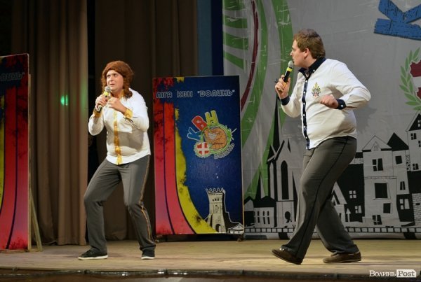 У Луцьку на КВНі ведучий заводив зал дикими танцями. ФОТО