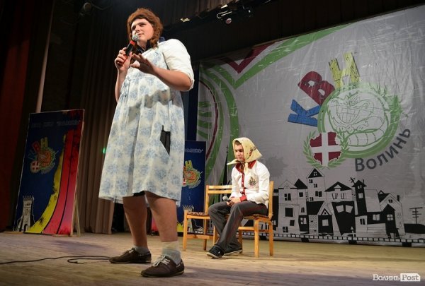 У Луцьку на КВНі ведучий заводив зал дикими танцями. ФОТО