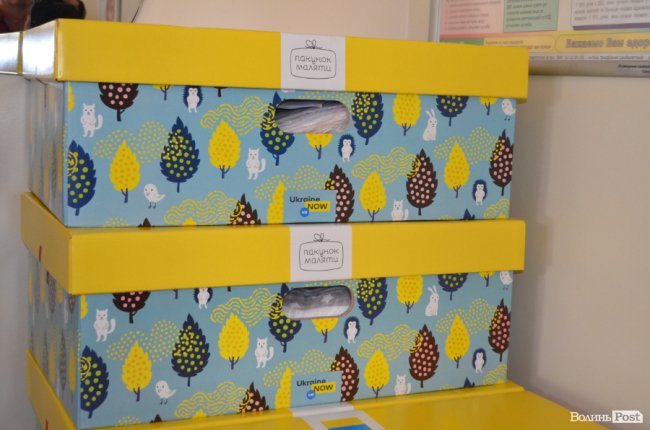 Необхідне для немовлят: у Луцьку вручили перші на Волині пакунки маляти. ФОТО