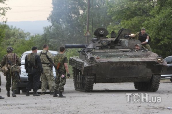 Терористи розташувались в окопах та сховали БМП у хащах. ФОТО