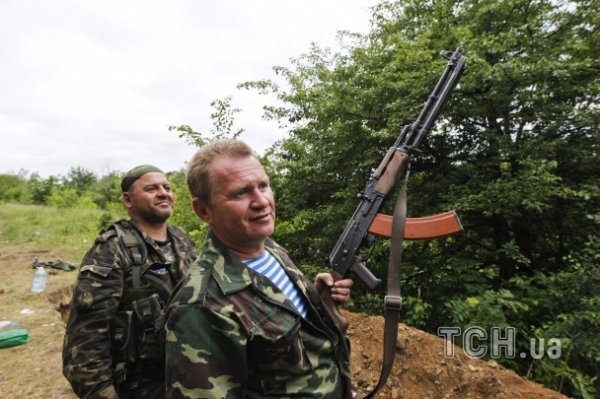 Терористи розташувались в окопах та сховали БМП у хащах. ФОТО