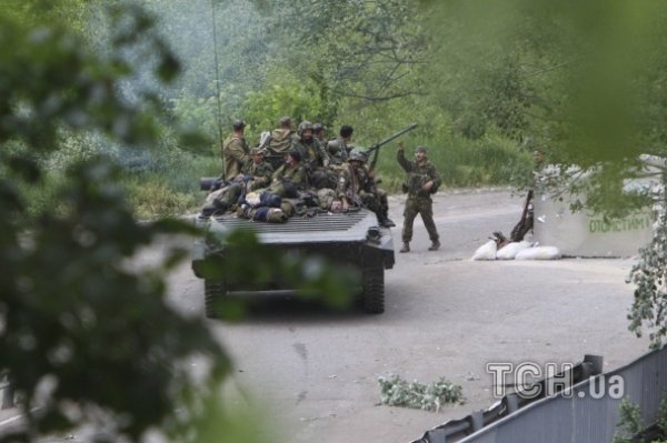 Терористи розташувались в окопах та сховали БМП у хащах. ФОТО