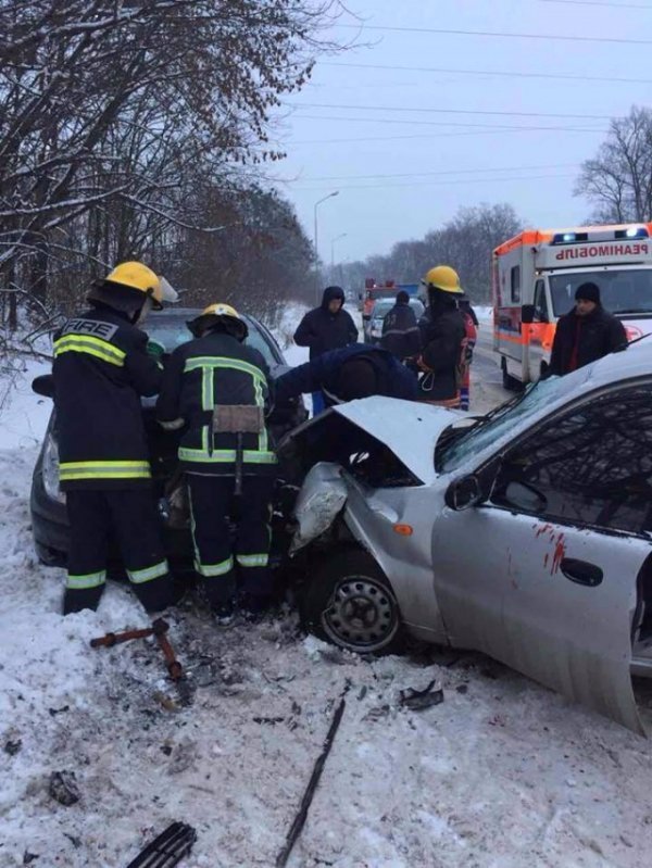 Під Луцьком зіткнулися два легковики, троє людей – в лікарні