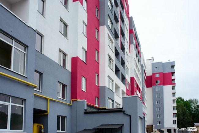 У Луцьку продовжують зводити яскраві оселі у ЖК «Caramel Residence». ФОТО*