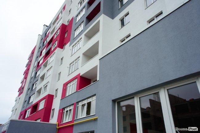 У Луцьку продовжують зводити яскраві оселі у ЖК «Caramel Residence». ФОТО*