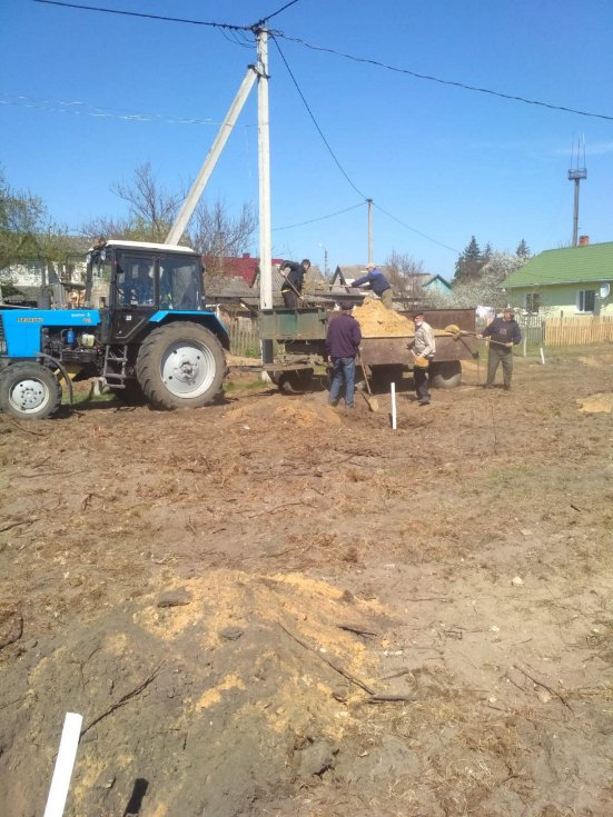 Сливи, персики, груші: мешканці волинського селища відновили фруктовий сад. ФОТО