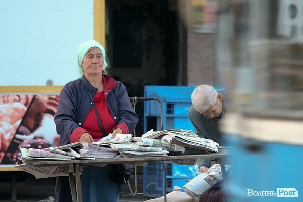 Тролейбус і ранкові продавці газет 