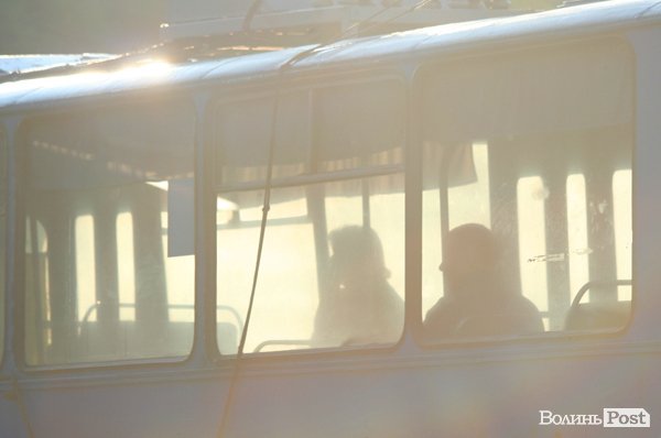 Перші пасажири ранкових тролейбусів