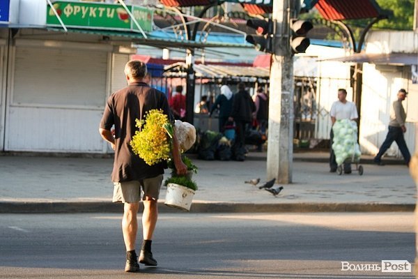 О шостій ранку на Старий ринок уже сходяться продавці