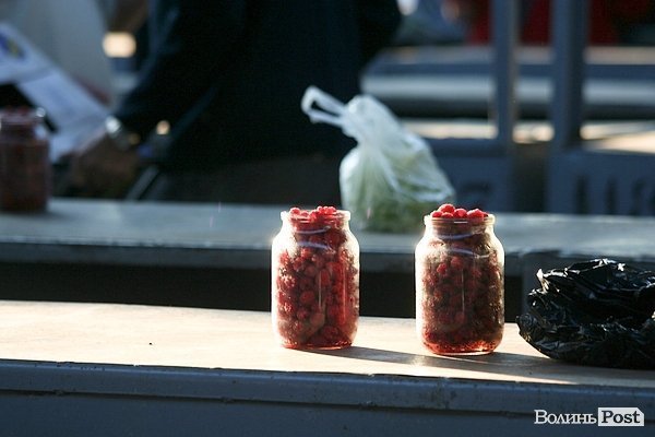 Перша малина на торгових рядах