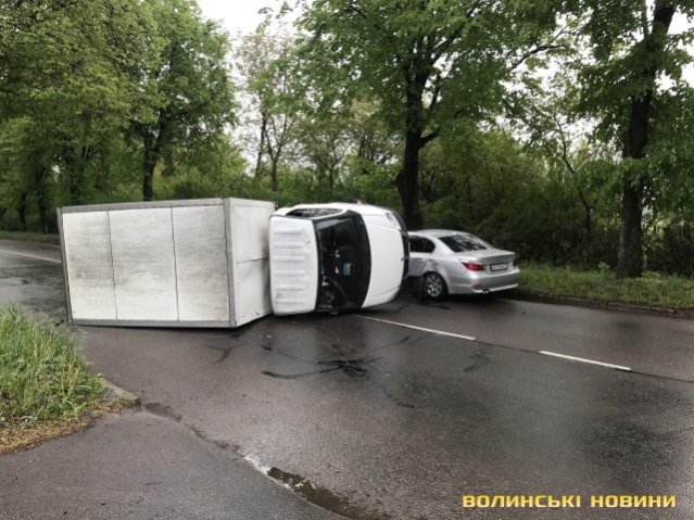 У Луцьку перекинулась вантажівка з хлібом. ФОТО