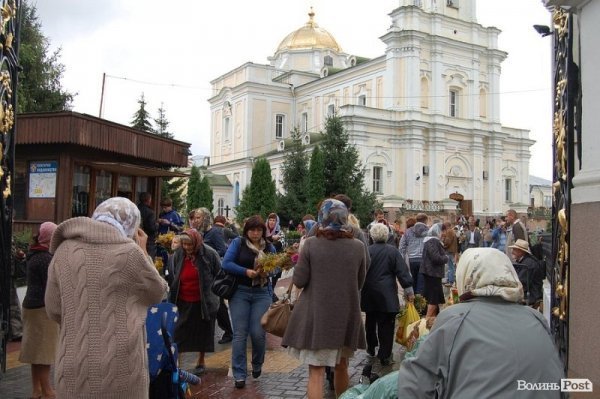 Свято і гроші: у Луцьку діти торгують вже освяченими «маковійчиками». ФОТО
