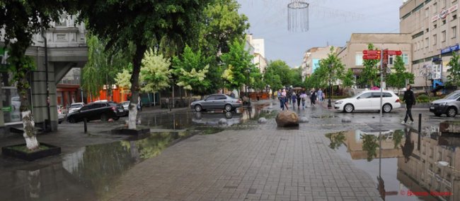 Вода по коліна: затопило вулицю Лесі Українки