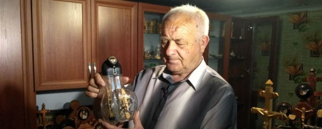 Дерев’яні букети у лампочці, бочка у пляшці та різьблені розп’яття: волинянин створив унікальну колекцію мініатюр. ВІДЕО
