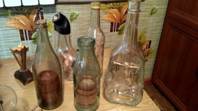 Дерев’яні букети у лампочці, бочка у пляшці та різьблені розп’яття: волинянин створив унікальну колекцію мініатюр. ВІДЕО