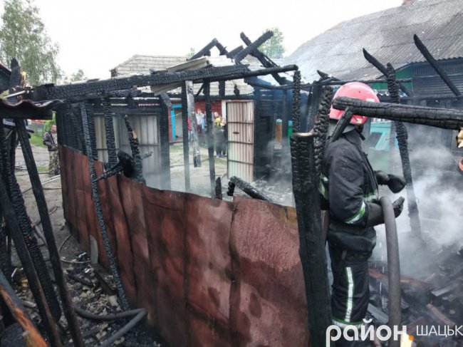 У Світязі згоріли гараж та літня кухня. ФОТО