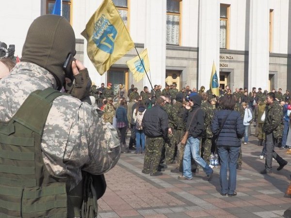 «Правий сектор» під Радою вимагає люстрації Авакова. ФОТО