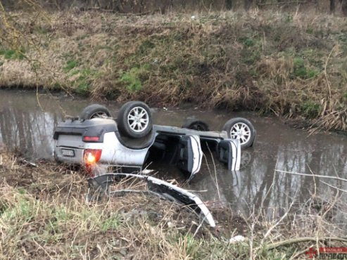 На Волині автівка злетіла з дороги та перевернулася у рів з водою. ФОТО. ВІДЕО