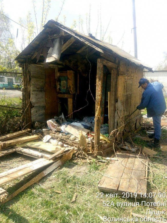 На двох вулицях Луцька муніципали зносили сараї. ФОТО