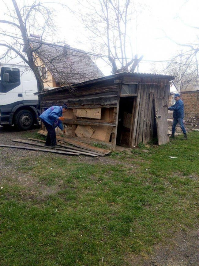 На двох вулицях Луцька муніципали зносили сараї. ФОТО