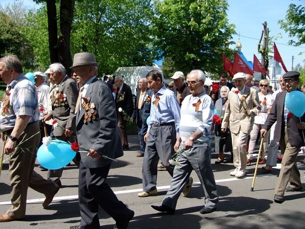 День Перемоги у Нововолинську: гвоздики, георгіївські стрічки, червоні прапори. ФОТО. ВІДЕО