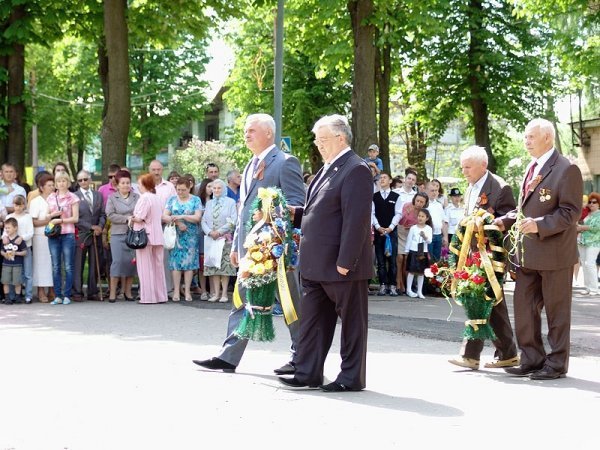 День Перемоги у Нововолинську: гвоздики, георгіївські стрічки, червоні прапори. ФОТО. ВІДЕО