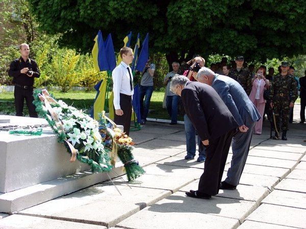День Перемоги у Нововолинську: гвоздики, георгіївські стрічки, червоні прапори. ФОТО. ВІДЕО