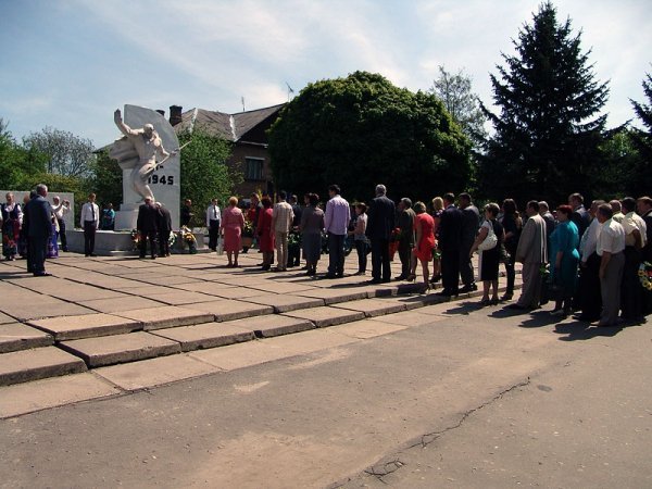 День Перемоги у Нововолинську: гвоздики, георгіївські стрічки, червоні прапори. ФОТО. ВІДЕО