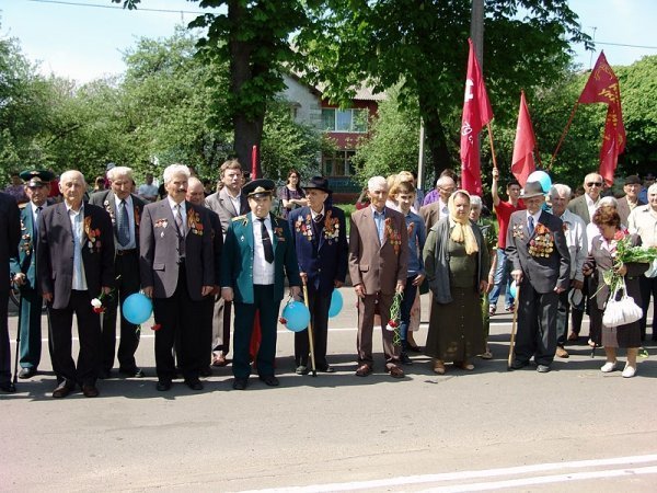 День Перемоги у Нововолинську: гвоздики, георгіївські стрічки, червоні прапори. ФОТО. ВІДЕО