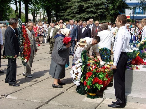 День Перемоги у Нововолинську: гвоздики, георгіївські стрічки, червоні прапори. ФОТО. ВІДЕО