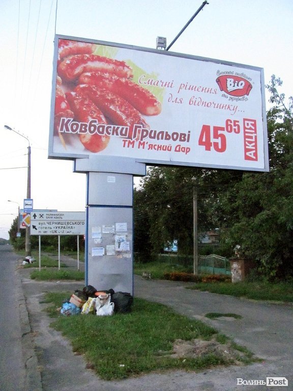 Ранок на Ковельській місцями починається не дуже чисто. Але потім комунальники підбирають непотріб.