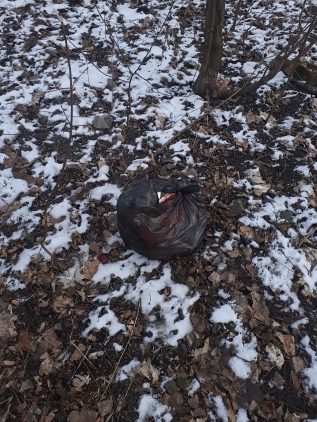 В місті на Волині люди викидають сміття просто під парканом церкви. ФОТО