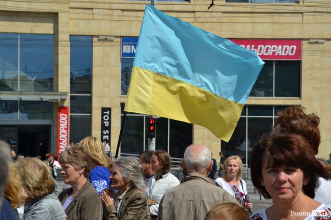 Лучани у вишиванках створили «живий» віночок