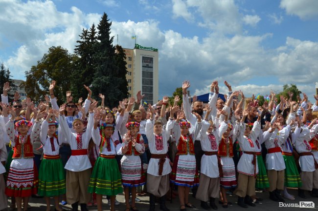 Лучани у вишиванках створили «живий» віночок