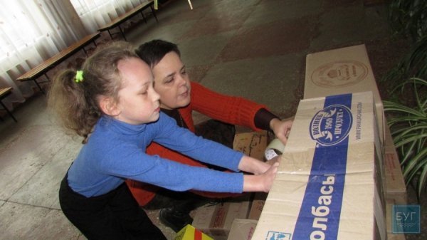 Нововолинські учні передали посилки на Схід. ФОТО