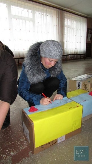 Нововолинські учні передали посилки на Схід. ФОТО